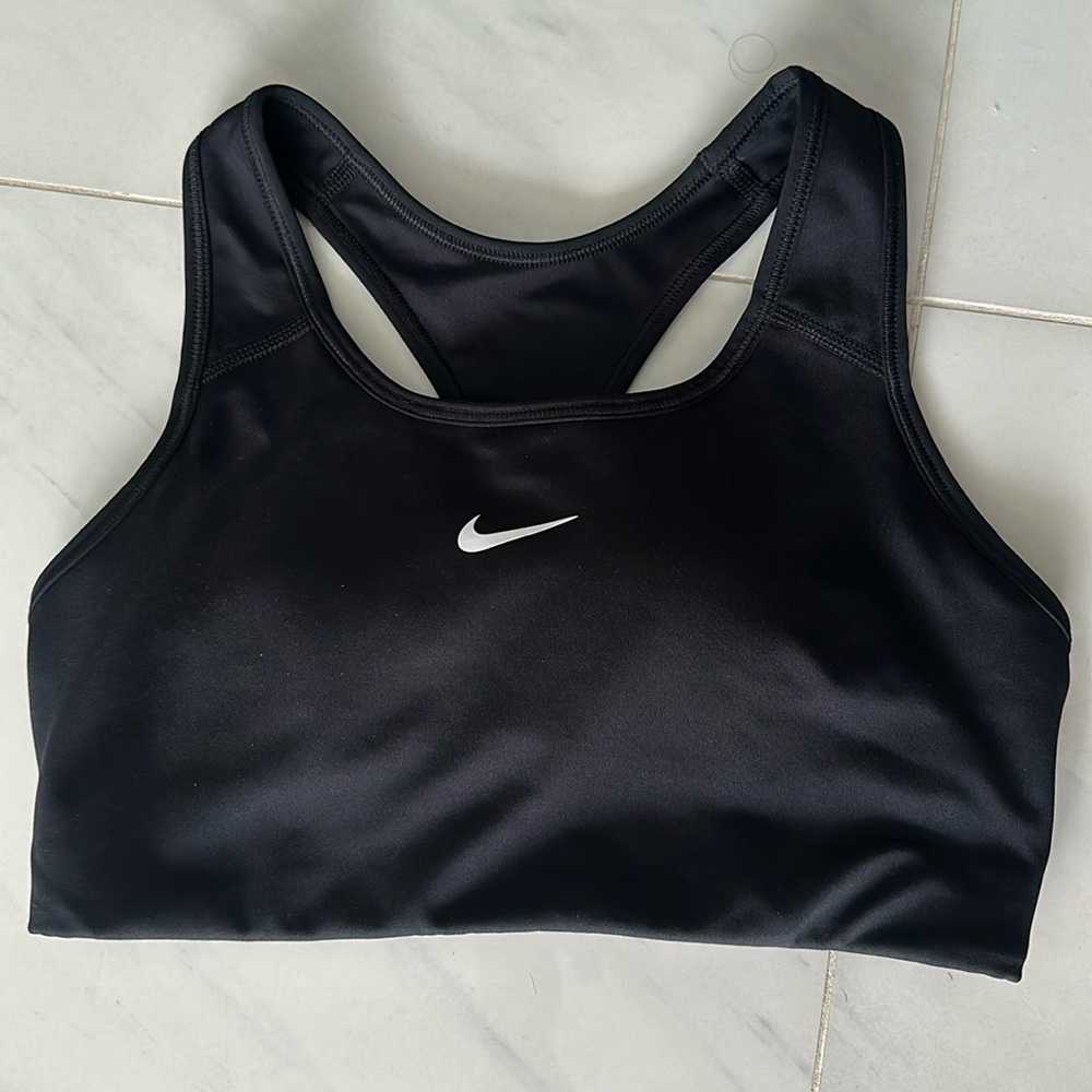Nike sports bra never worn. With removable padded inserts.